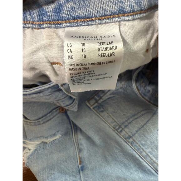 American Eagle Distressed High Rise Mom Jeans Light Wash Casual Festival Sz 10 - Picture 6 of 7